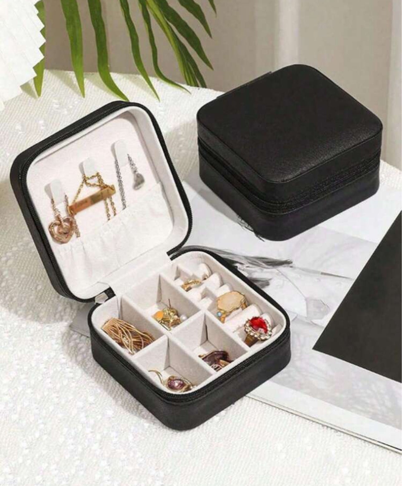 Portable jewelry box